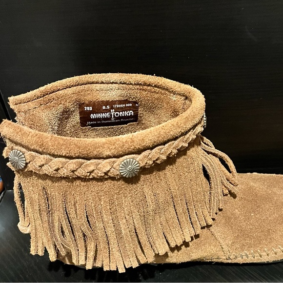 Minnetonka Women's Hi-top Fringe Back Zip Boot Color: Taupe Suede Size: 8.5 - Picture 3 of 7